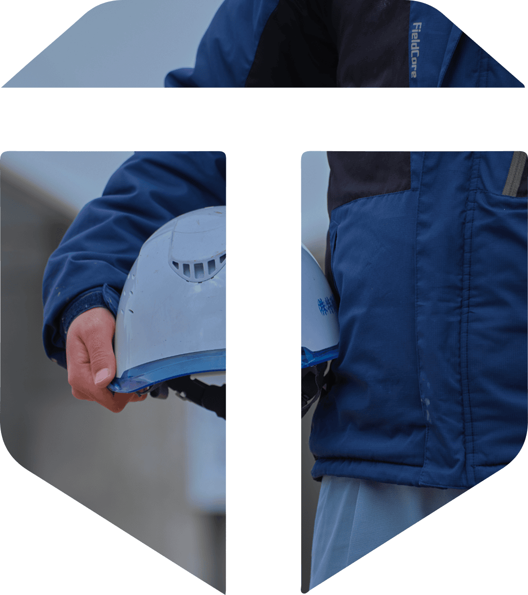 ヘルメットを持っている画像