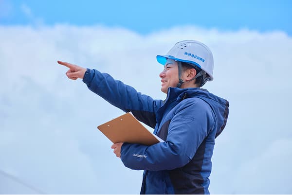 天井を直している社員