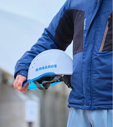 ヘルメットを持っている写真