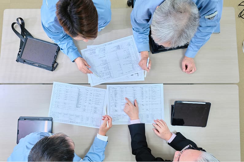 書類を見ている社員