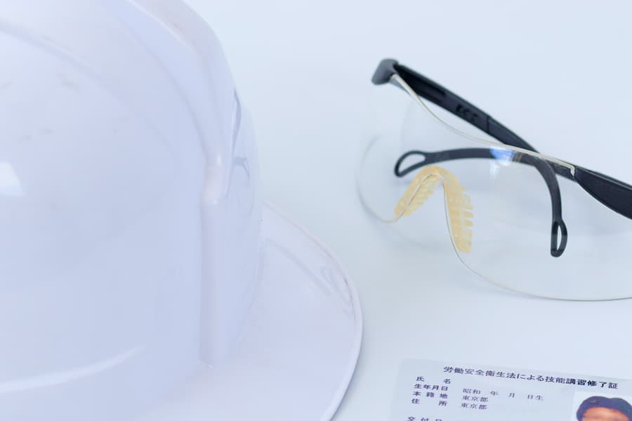 ヘルメットと工事用メガネの写真